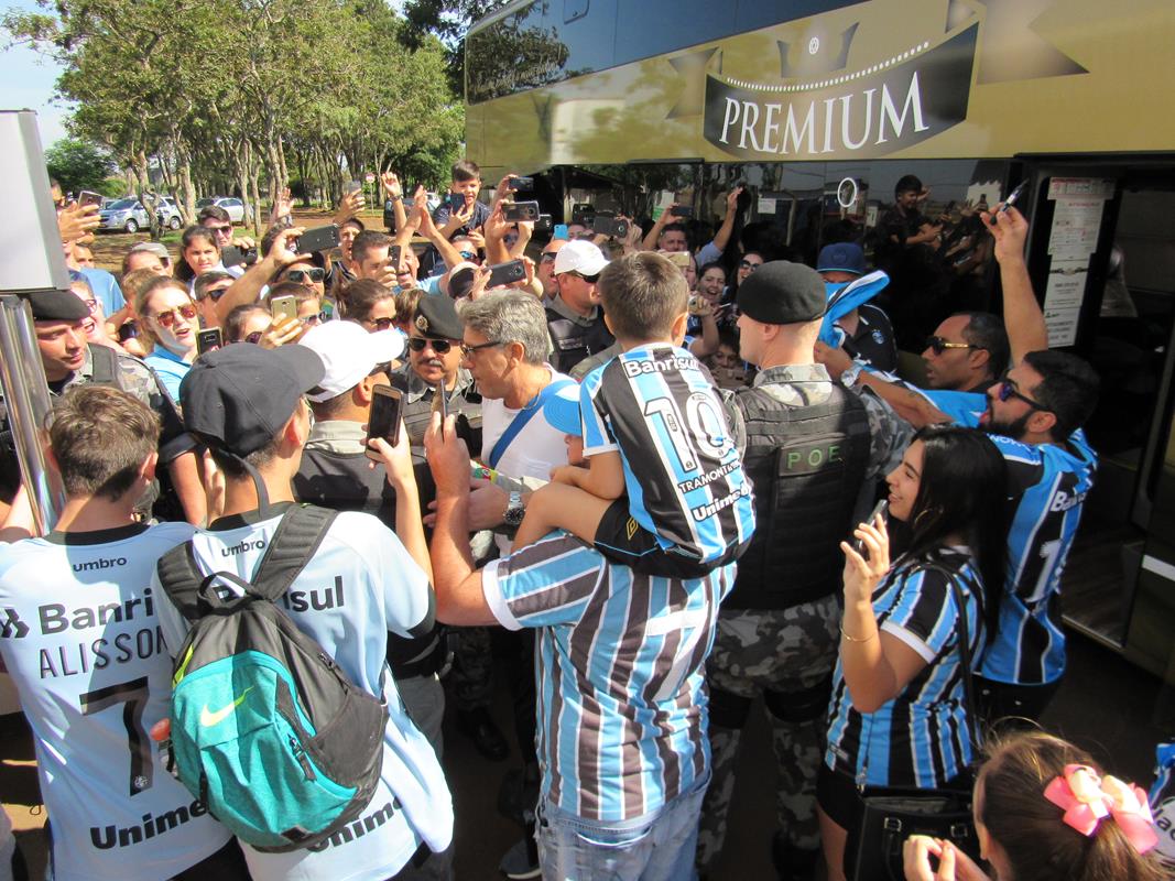 Treinador Renato Gaúcho foi bastante ovacionado pela torcida, no momento em que desceu do ônibus 