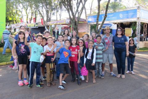 Alunos da Rede Municipal de ensino na fenamilho (Copy)