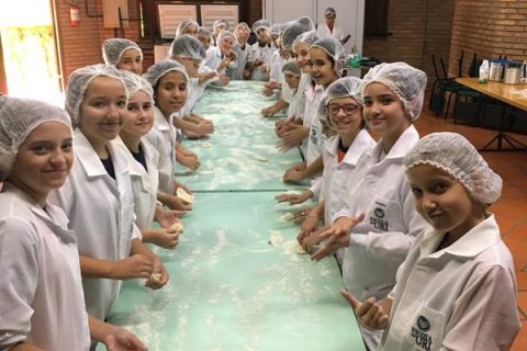Páscoa Escola- fabricação pães (Copy)