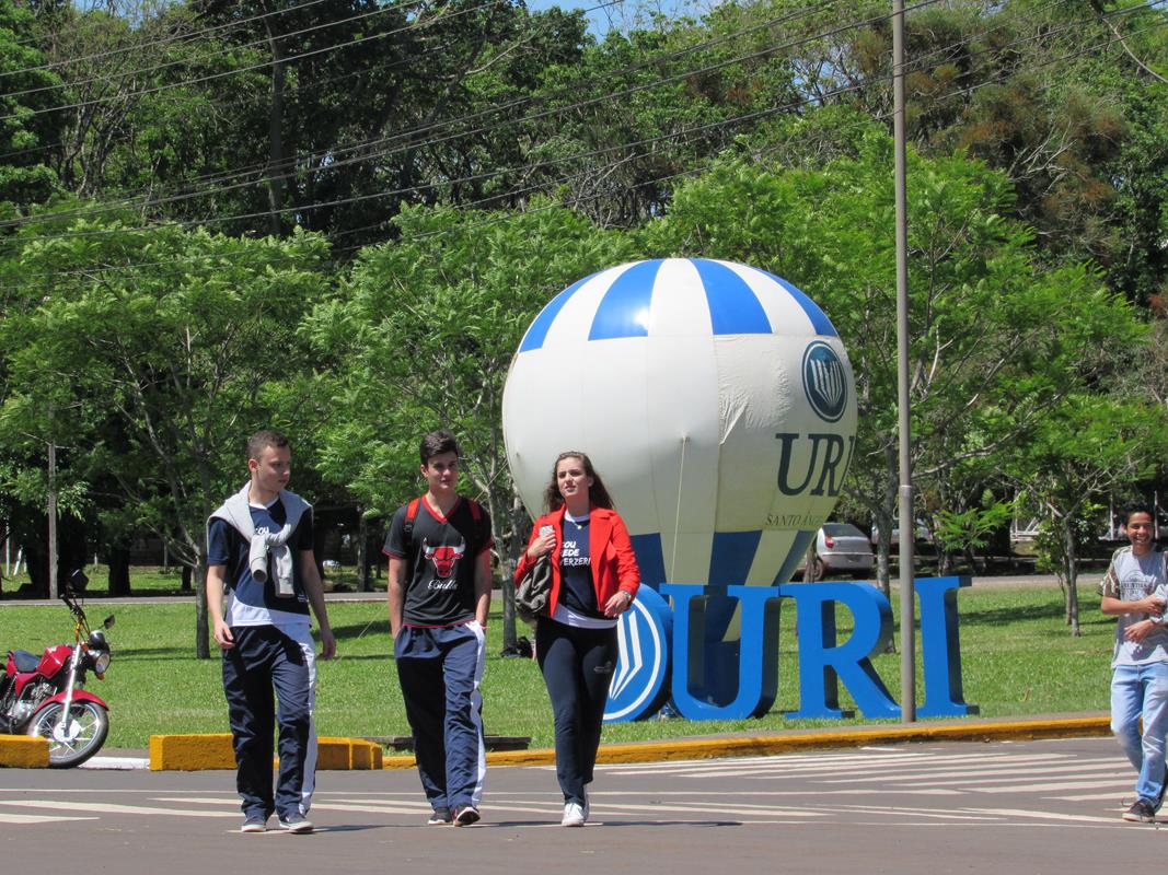 Estudantes na área interna do câmpus