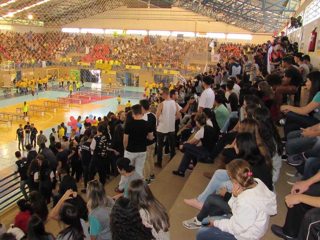 Estudantes durante evento realizado no ginásio da universidade