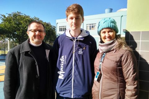 João Henrique com o diretor Pedro Ost e a orientadora educacional Rosenara Frederich