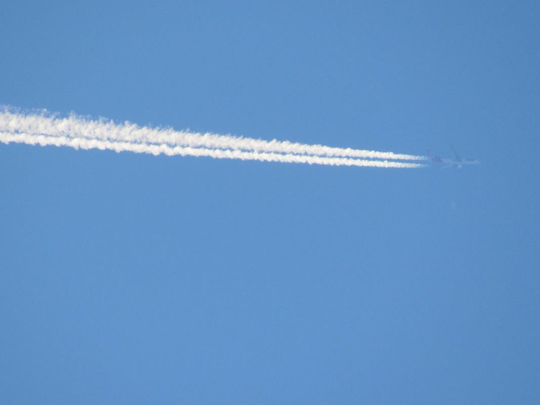 Avião da TAM, fotografado enquanto deixava rastro de Condensação na última quinta-feira, dia 11