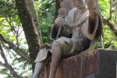 Imagem de um anjo esculpida em bronze no pórtico de entrada da praça Pinheiro Machado