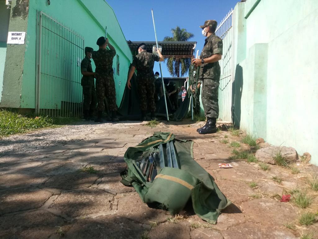 Exército Brasileiro monta tendas para acolher idosos