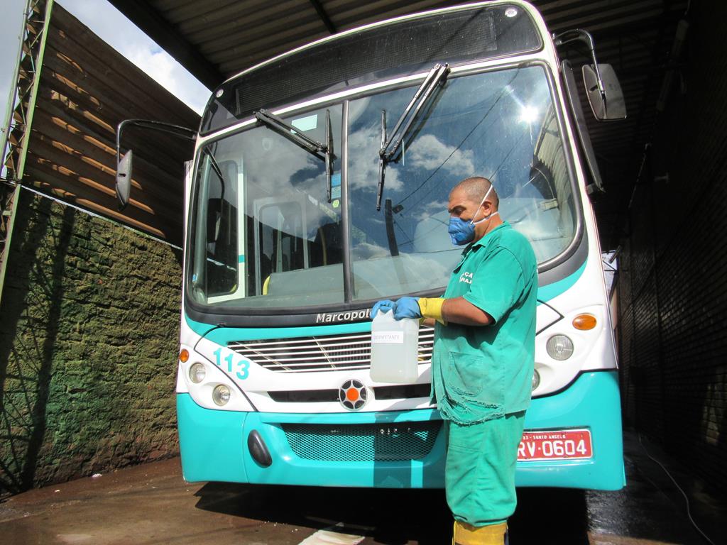 Alcimar redobra os cuidados de limpeza na frota de ônibus - Foto: Marcos Demeneghi