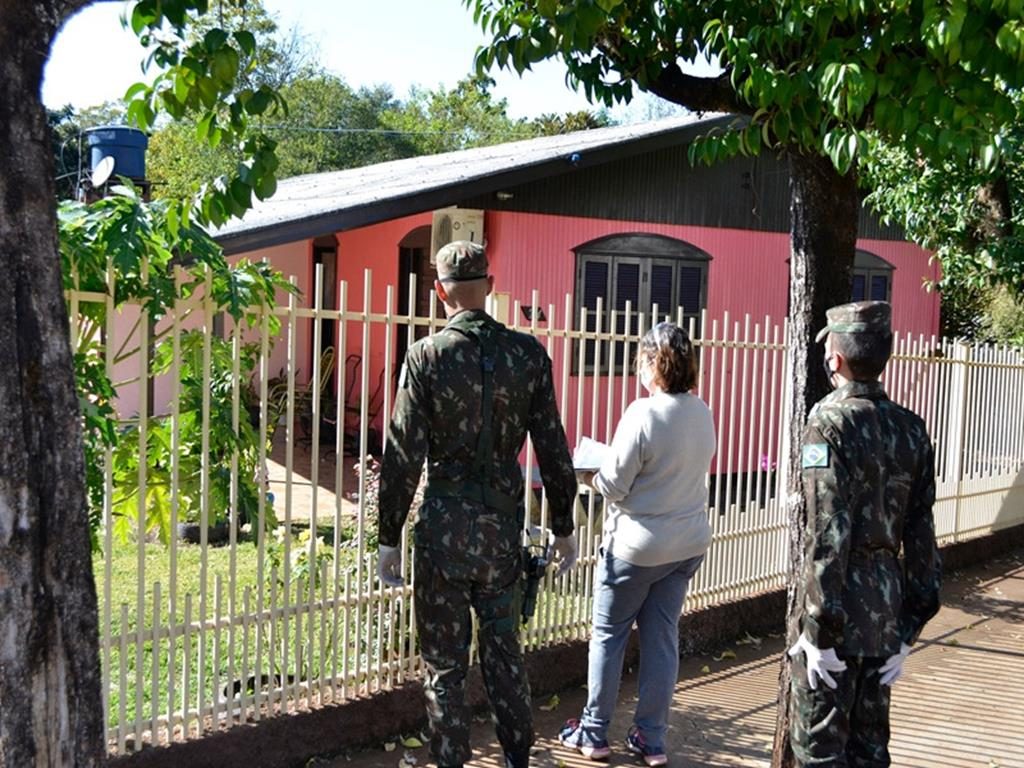 Fotos: Seção de Comunicação Social do 1º B Com - Vistoria em residências no município de Entre-Ijuís