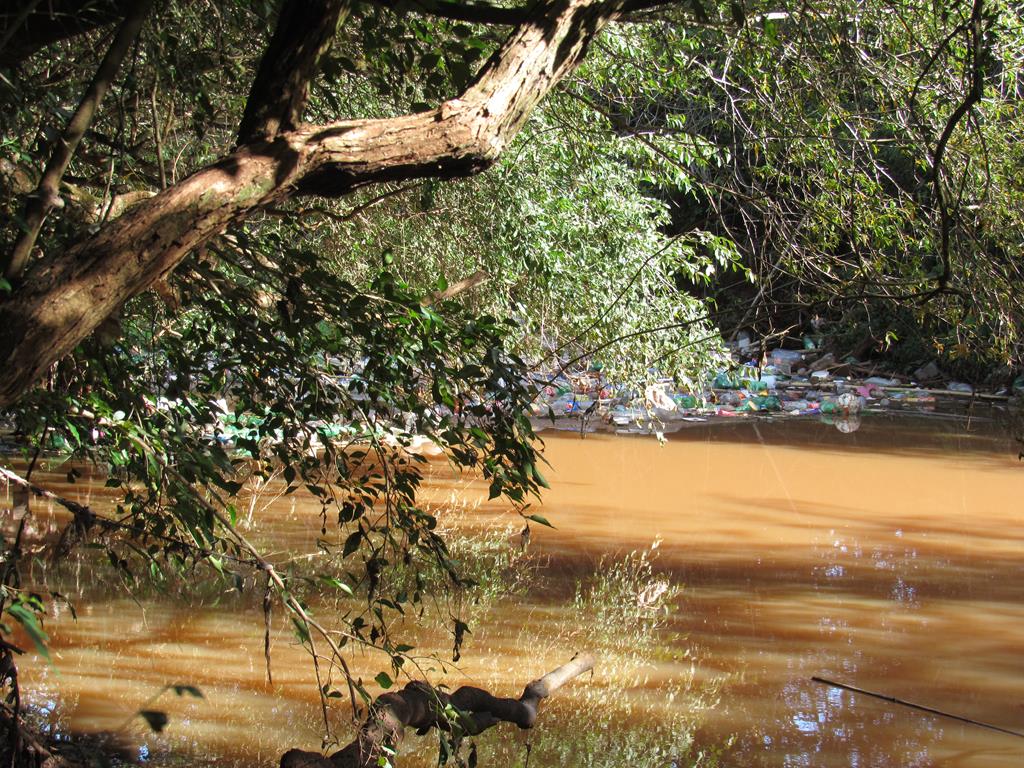 Poluição no Rio São João em Santo Ângelo