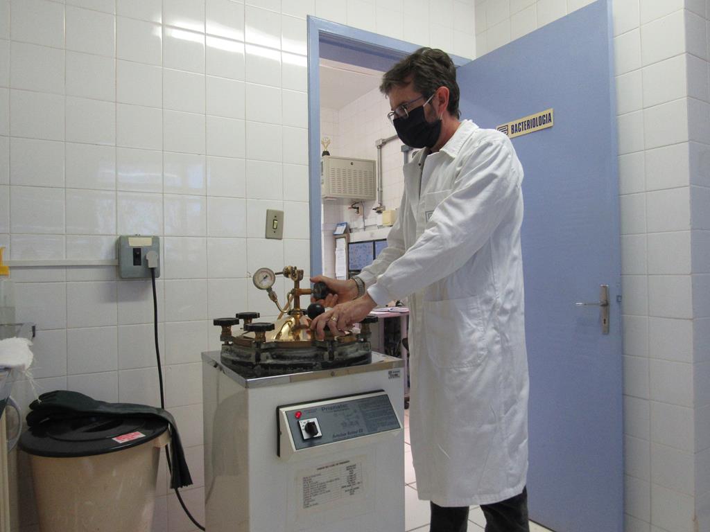 Gelson Luiz Faccin no autoclave de esterilização