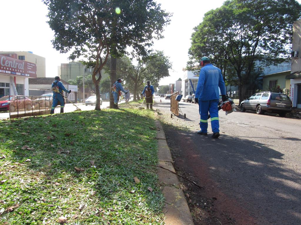 Equipe terceirizada faz o serviço de limpeza e conte da grama nas ruas e avenidas de Santo Ângelo - Foto: Marcos Demeneghi 