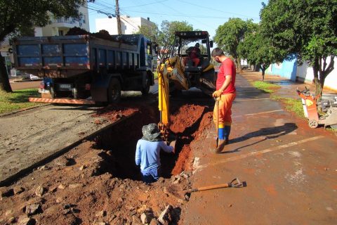 Adutora de 200 milímetros rompe na Av. Getúlio Vargas - Foto: Marcos Demeneghi