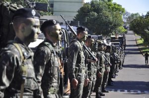 Militares da Guarnição do Exército de Santo Ângelo do 1º B. Com. perfilados na Av. Venâncio Aires (foto de arquivo) - Foto: Marcos Demeneghi