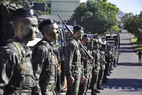 Militares da Guarnição do Exército de Santo Ângelo do 1º B. Com. perfilados na Av. Venâncio Aires (foto de arquivo)  - Foto: Marcos Demeneghi