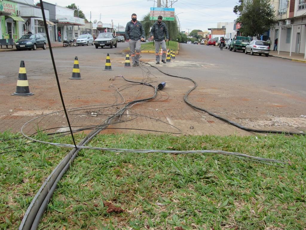 Cabos de telefonia e fibra óptica arrebentados na Av. Sete de Setembro Foto: Marcos Demeneghi