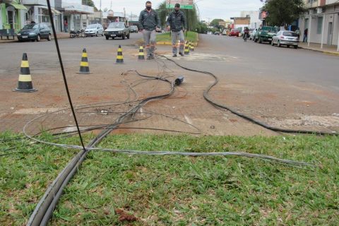 Cabos de telefonia e fibra óptica arrebentados na Av. Sete de Setembro Foto: Marcos Demeneghi
