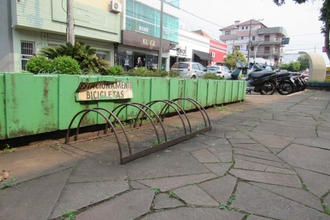 Estacionamento de bicicleta no calçadão da Rua 25 de Julho em Santo Ângelo - Foto - Marcos Demeneghi