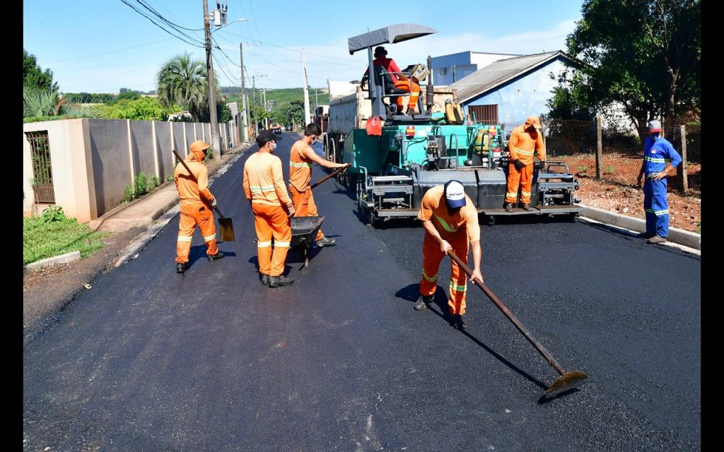 Trabalho de asfaltamento na Rua Padoim - Foto Fernando Gomes (Copy)