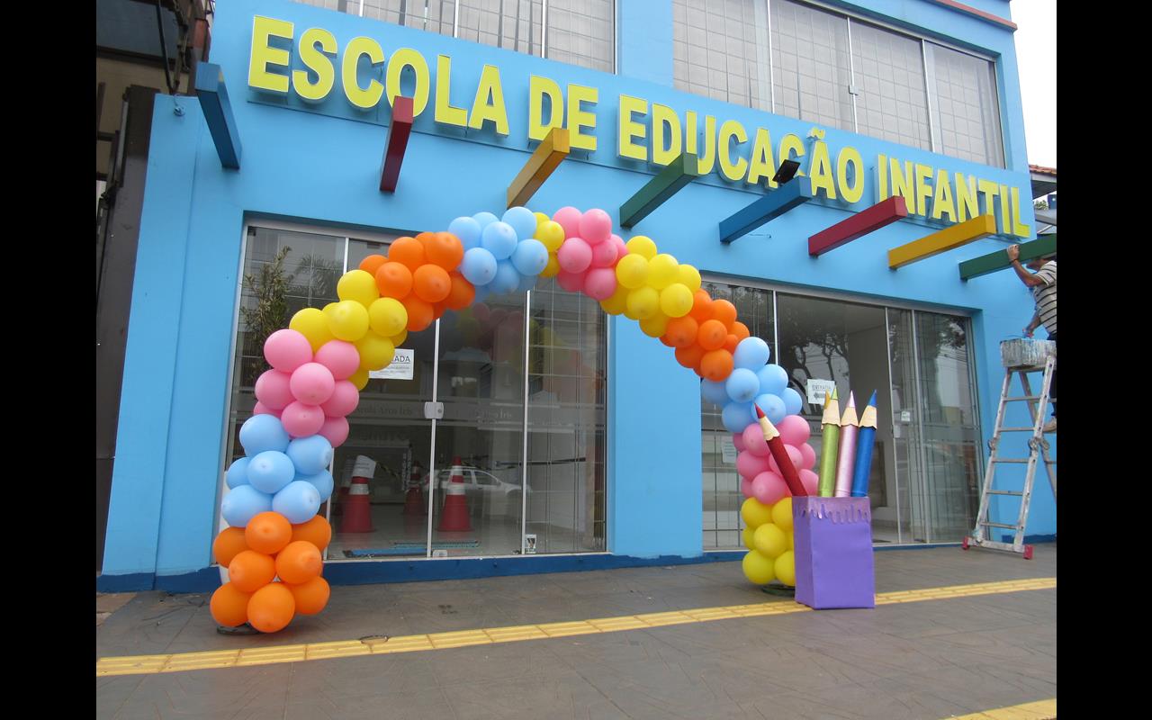 Balões ornamentam uma Escola de Educação Infantil localizada na Av. Getúlio Vargas 