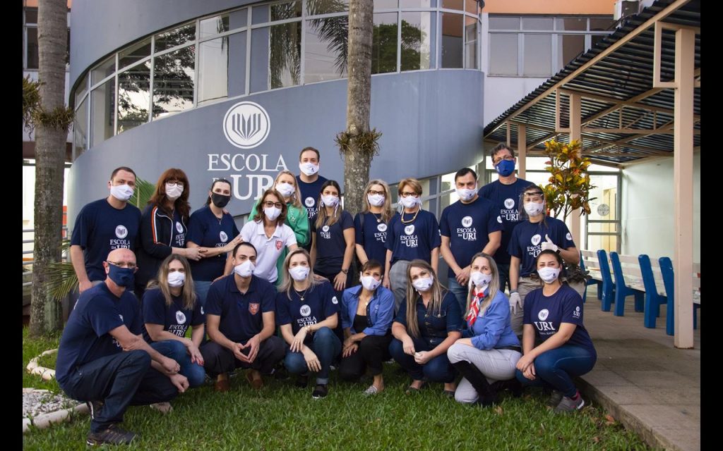 Na foto, o diretor Cristiano Weber e professores na Escola de Educação Básica da URI Santo Ângelo.