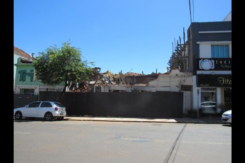 Escombros do Hotel Brasil localizado na Rua Marechal Floriano em Santo Ângelo - Foto: Marcos Demeneghi