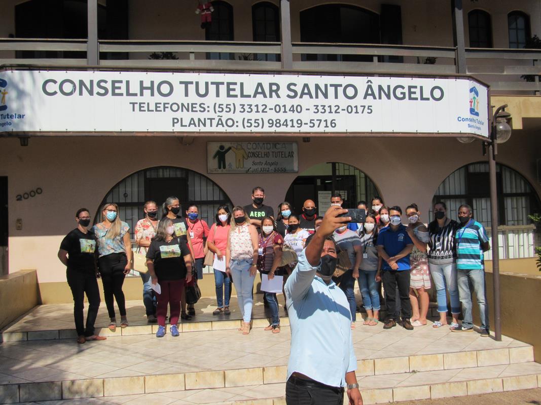 Presidente da ACONTURS - Jéferson Leon Machado, registrando o momento com uma selfie em frente a sede do Conselho Tutelar de Santo Ângelo