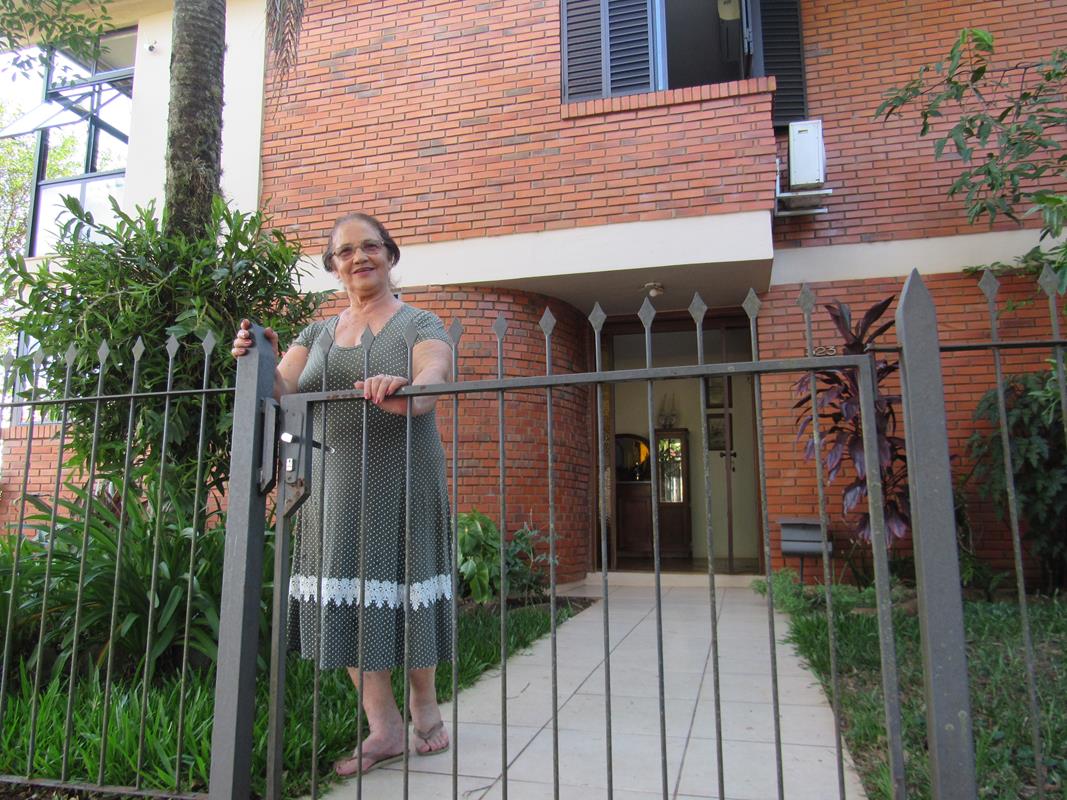 Helena Francisca Galeazzi Frees abre o portão de sua residência - Foto: Marcos Demeneghi