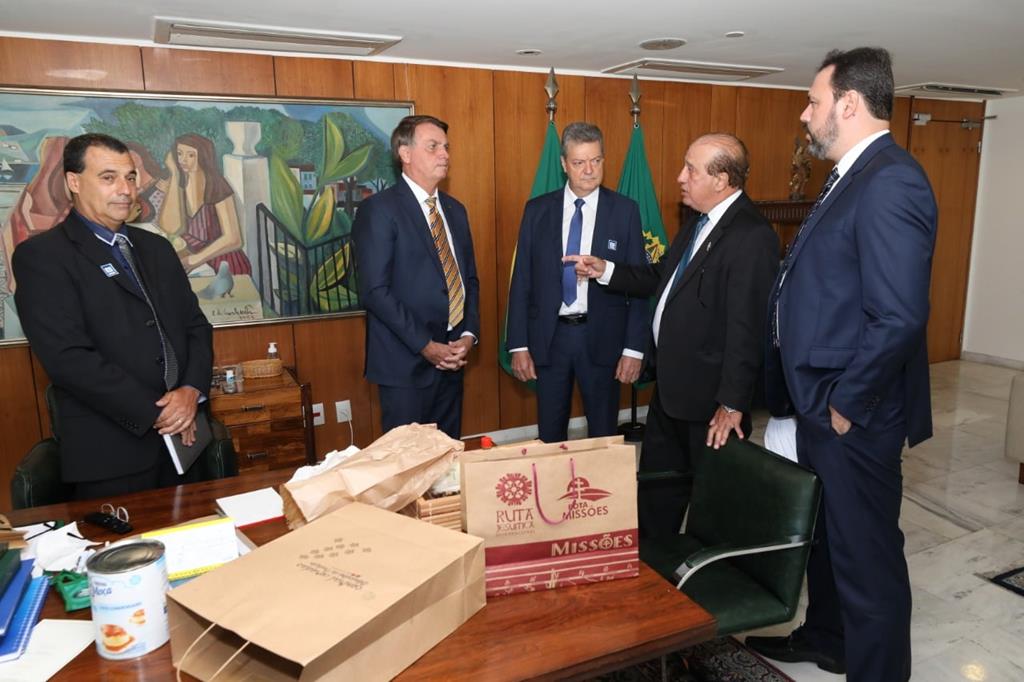 Presidente do Tribunal de Contas da União João Augusto Ribeiro Nardes e Paulo Roberto, prefeito de São Miguel falam com Bolsonado em Brasília 