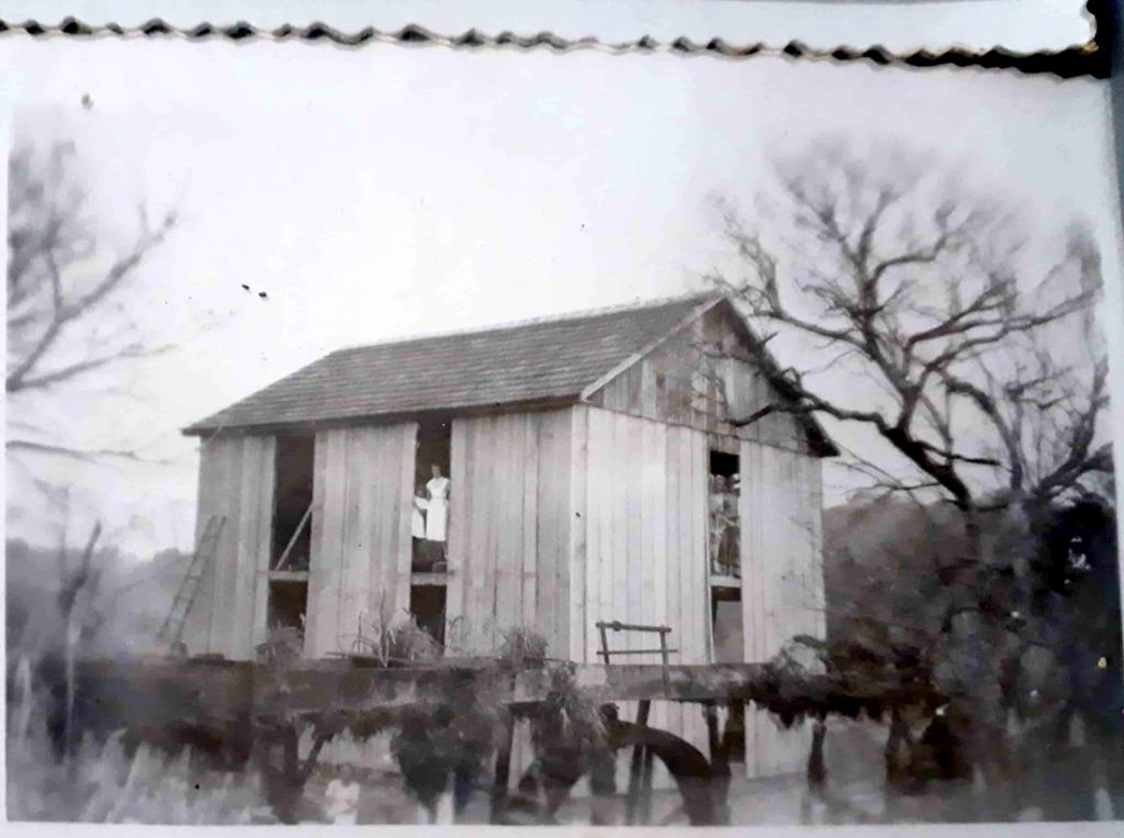A foto guardada por Doris Pydd Libert mostra a construção do antigo moinho da Família de Rudolfo Reinold Pydd. (A mulher de branco que aparece na foto é Giselda Pydd)