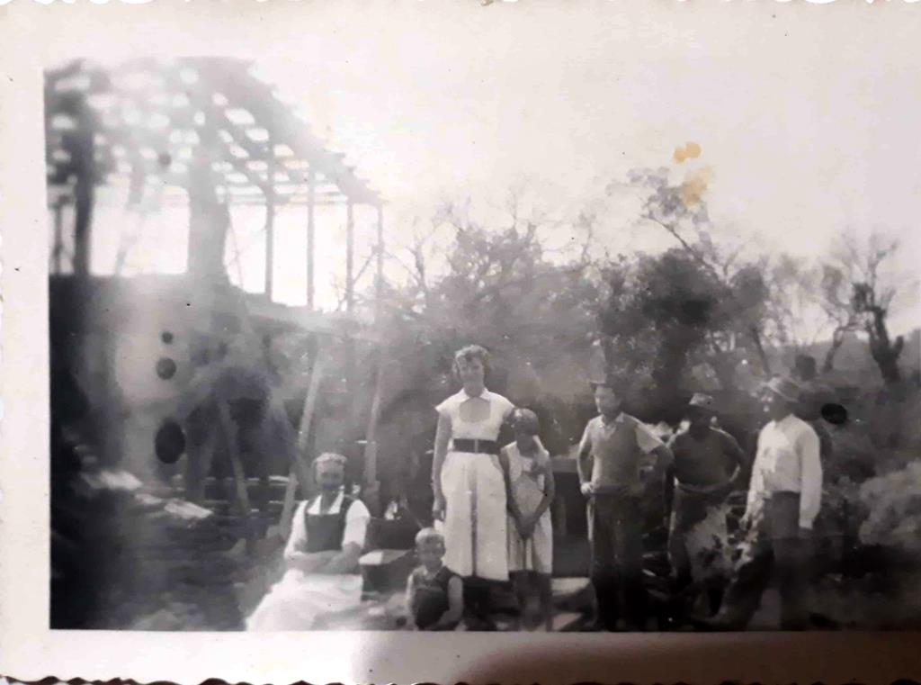 Foto da edificação do Moinho da família Pydd. Na foto - Herdwig Pydd, de branco em pé: Giselda Pydd, à direita da foto Sr. Rudolfo Reinoldo Pydd e o menino é Valdir Pydd. 