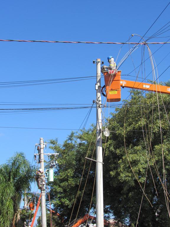 Operários da Monpar realizam projeto de ampliação da rede de energia elétrica 