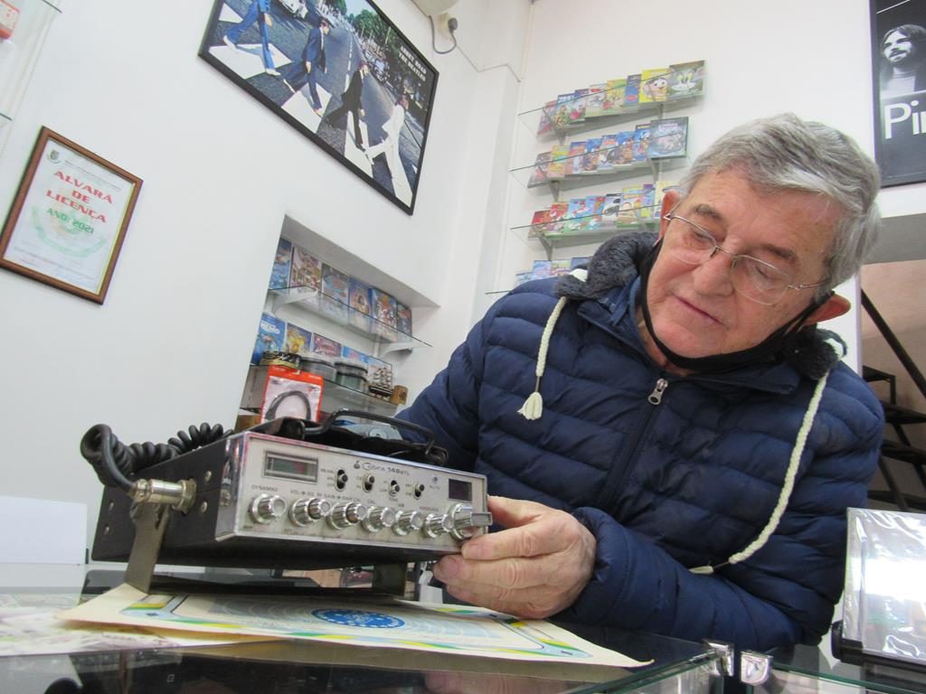 Ivan Frey Fideles mostra um dos equipamentos que usava - Foto Marcos Demeneghi