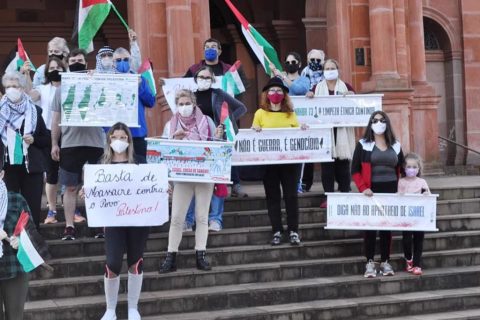 Manifestação em solidariedade ao povo palestino em frente a Catedral Angelopolitana em Santo Ângelo, RS. Brasil