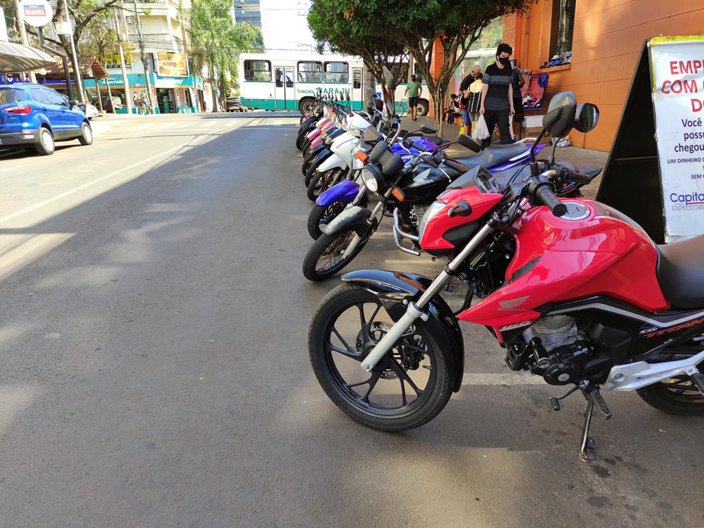 Estacionamento reservado para motocicletas lotado na Rua Marques do Herval no cetro de Santo Ângelo Foto - Marcos Demeneghi