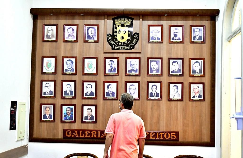 Foto - Fernando Gomes - Galeria dos Prefeitos localizada no segundo piso da Prefeitura de Santo Ângelo
