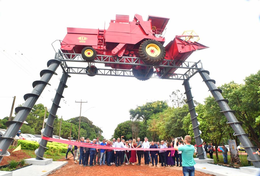 Foto - Fernando Gomes | Comunidade rural do Distrito de Sossego, interior de Santo Ângelo, inaugura um pórtico que celebra a colheita de grãos