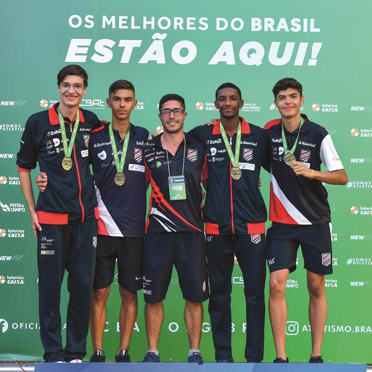 Foto -  CBAt - Confederação Brasileira de Atletismo - Henrique Schommer, Leonardo Rapke, Yuri Fajardo (treinador que acompanhou a equipe), Denner Simão e Pedro Bueno
