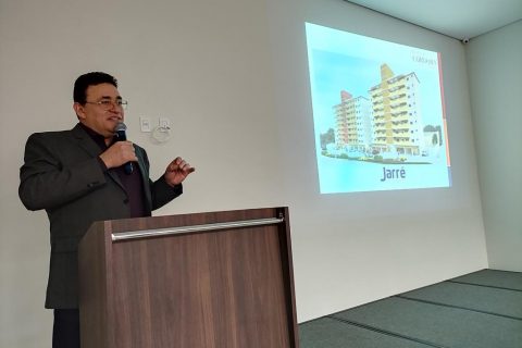 Quintino Pereira fala aos corretores de imóveis durante o lançamento do empreendimento imobiliário