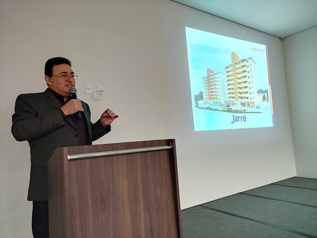 Quintino Pereira fala aos corretores de imóveis durante o lançamento do empreendimento imobiliário 