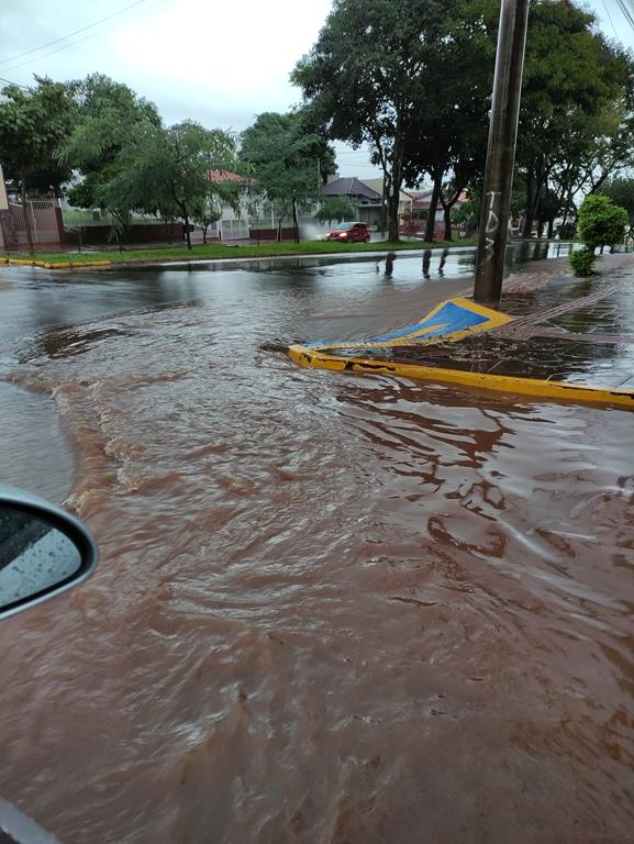 Av. Salgado Filho - A foto mostra a quantidade de água que passou pela Av. Salgado Filho no dia 17 de junho em momento de chuva intensa. Essa água vai para os córregos e rios que compõem a bacia do Rio Ijuí. 