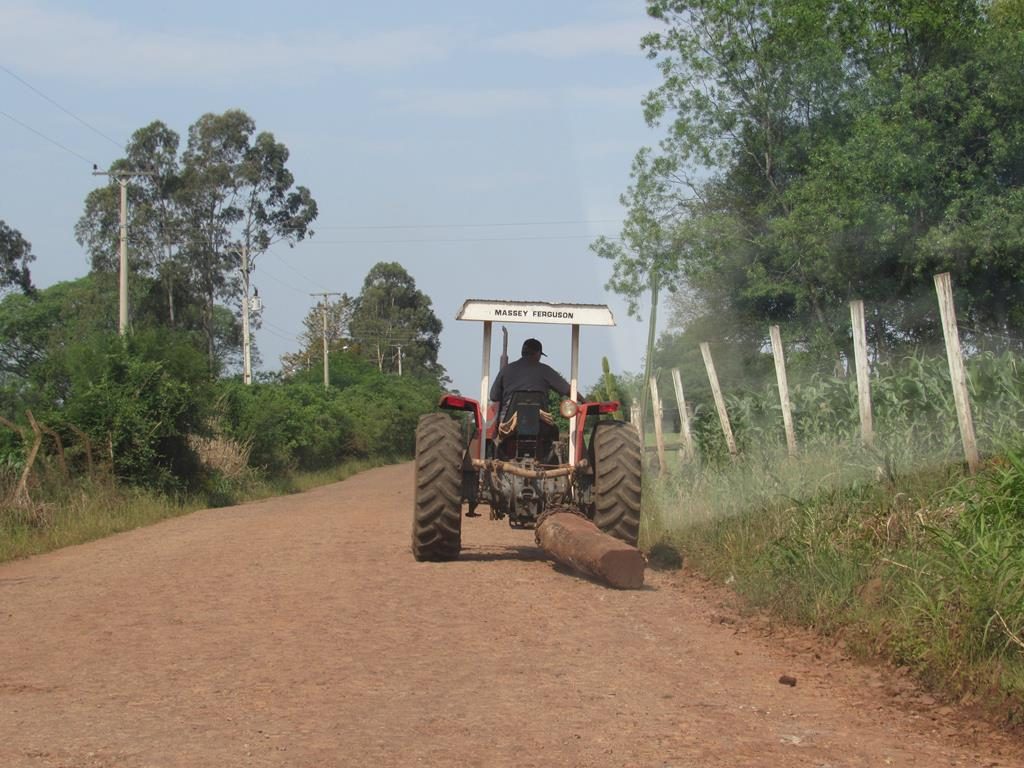 Trator em trânsito na zona rural de Santo Ângelo