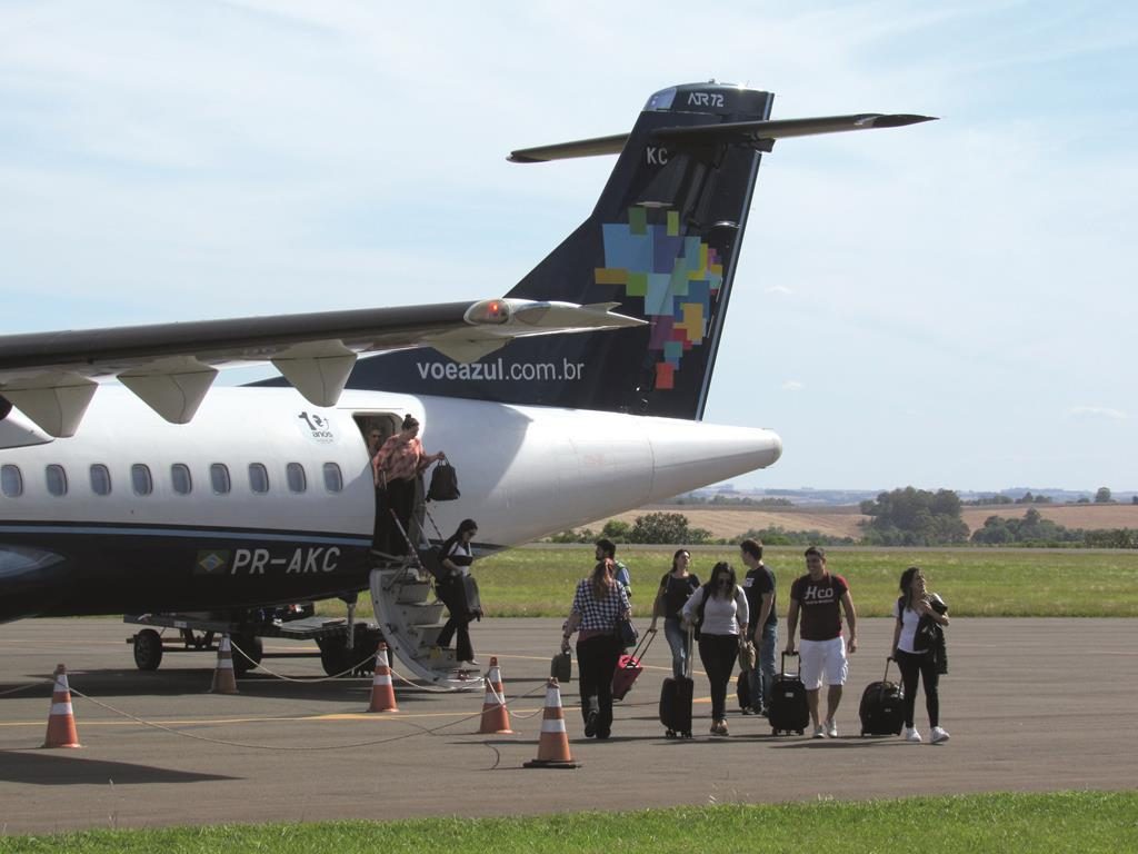 Passageiros chegam de Porto Alegre e desembarcam no Aeroporto Regional Sepé Tiaraju