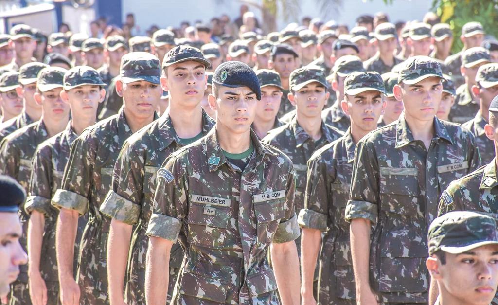 Foto - Marcos Luft - Ingresso de soldados recrutas no 1º B Com e Depósito de Subsistência de Santo Ângelo, RS.