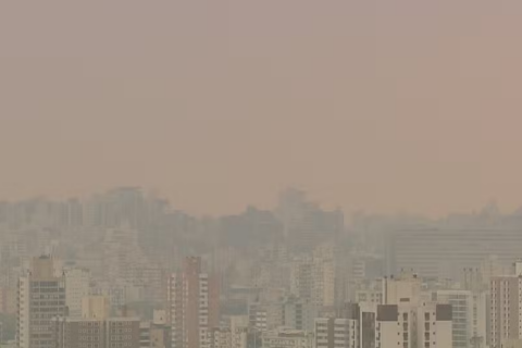 Fumaça muda a cor do céu em Porto Alegre no dia 9 de setembro de 2024 — Foto: Reprodução/RBS TV