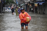 Em Hanói, a cheia do rio Vermelho forçou a evacuação de centenas de pessoas. Nhac NGUYEN/AFP