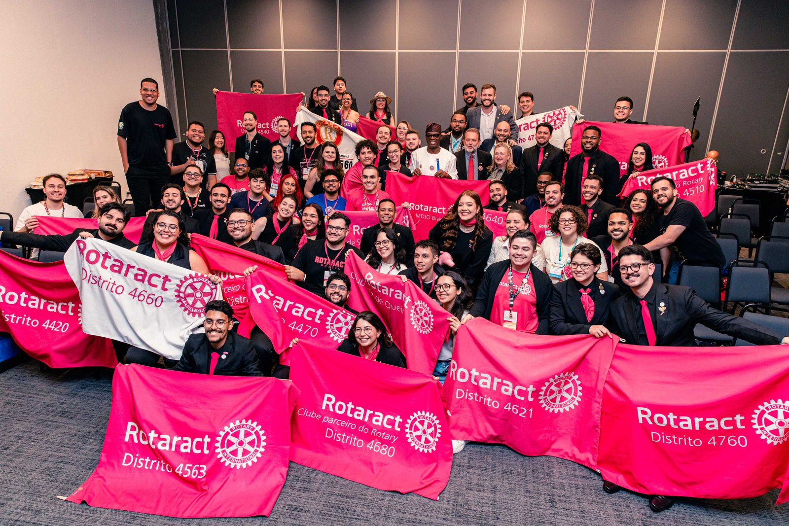 Rotaractianos de todo o Brasil em programação especial com o Presidente Yinka, que também já foi rotaractiano.